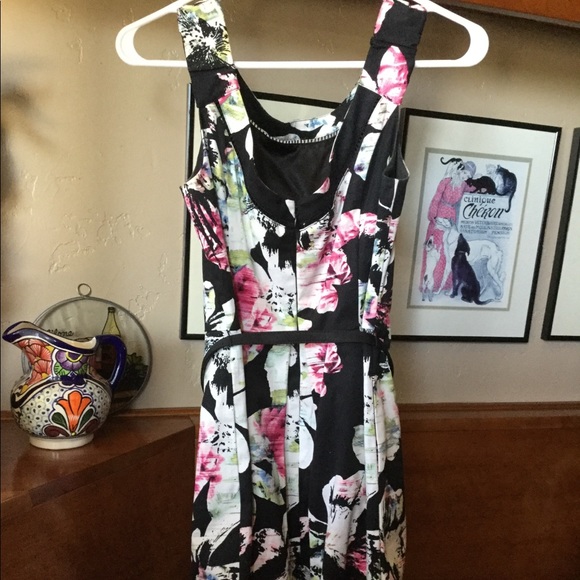 🌺Floral ‘Vintage’ Dress🌺 with POCKETS - Picture 3 of 4